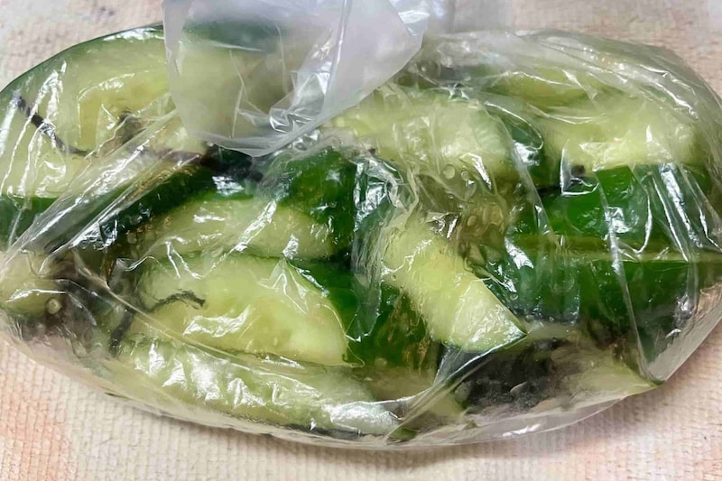 きゅうりは塩昆布と“コレ”で無限にいける ポリ袋で寝かせるだけのさっぱりおつまみ