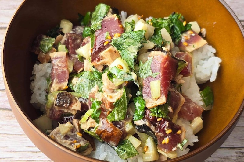 かつおのたたきと⽟ねぎのタルタル丼