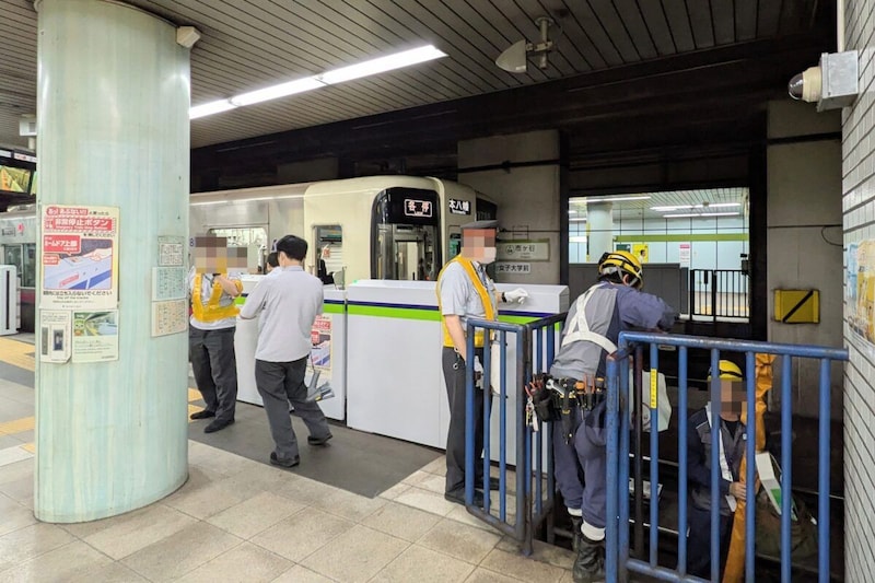 市ヶ谷駅のアルミ風船撤去