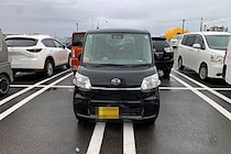満車の駐車場、迷惑すぎる車の駐め方が「あり得ない」と物議　1台で4台分のスペースを占有か