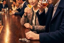 飲食店で「時計」を着けたままカウンターに座るのはマナー違反か　「初めて知った」「外してる」ネット議論
