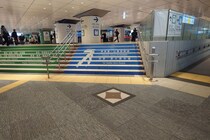 東京駅の暗殺現場、地面に残された「2つの目印」が話題　「知らずに歩いてた…」と驚きの声