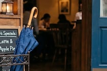大雨で相次ぐ傘の盗難被害、店員の放った「無責任な一言」に憤る声も…　法的にはどうなる