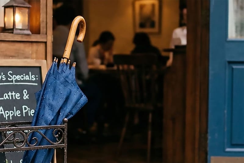 大雨で相次ぐ傘の盗難被害、店員の放った「無責任な一言」に憤る声も…　法的にはどうなる