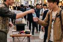 マジシャンから渡された「ペットボトルの中身」、凄いよりもホラーと話題　「どういう仕組み」「怖すぎ」
