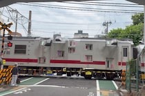 踏切に突如現れた電車、とんでもない形状に「初めて見た…」と驚きの声　JR東日本に「謎デザインの理由」聞いた