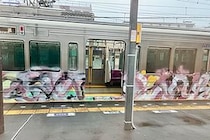 京王線の車体に大量の落書き被害、「日本はどうなるの」と悲鳴続出　京王電鉄に被害状況を聞いた
