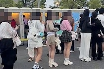アイドルフェス会場の男子トイレ、外から丸見えで「人権が無い」と世界で炎上　隣は女性客の行列で「この世の地獄」と話題