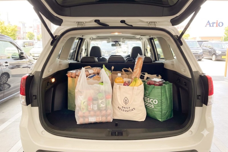 車・買い物した荷物がトランクにはいってるイメージ