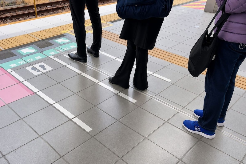 駅ホームで2列に並ぼうとした女性に中年男性が「ちゃんと並べ!」 正しい並び方をJRに聞いた