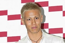 本田圭佑、とんでもない服装でW杯会場に現れ話題　「ほぼカズレーザー」と驚きの声も…