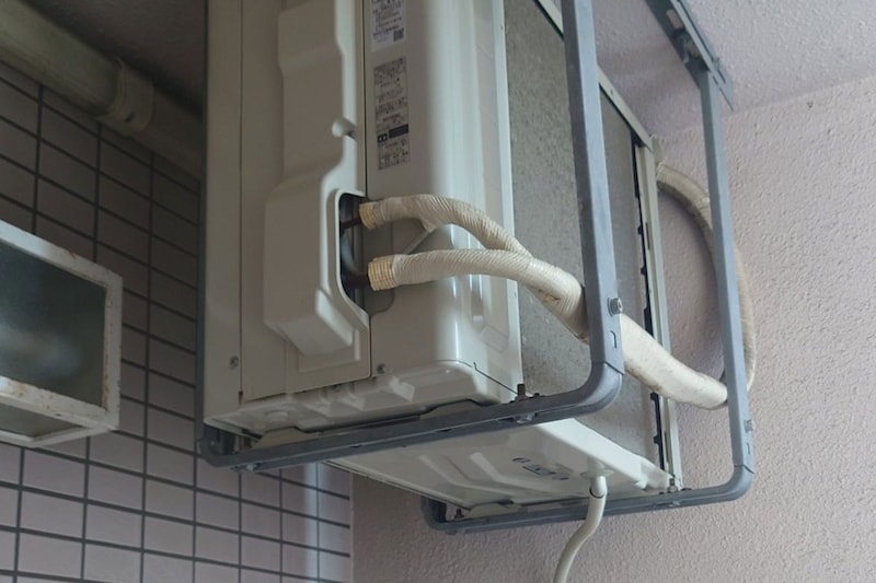 一見普通のエアコン室外機、命に関わる設置ミスがあった…　エアコンのプロは「悪循環」を指摘
