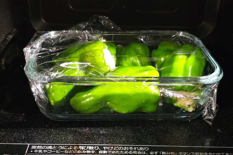 ピーマンに冷凍餃子