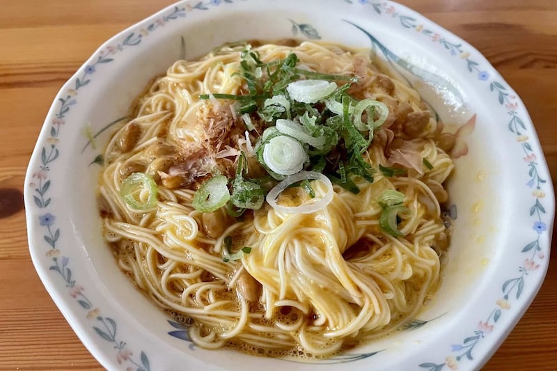 そうめんに納豆と卵を絡めるだけ　濃厚すぎる「和風カルボナーラ」にハマる