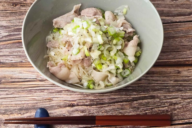暑い日もガッツリ食べたい　ごま油香る「ねぎ塩豚しゃぶそうめん」