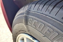 PAで休憩中の車、タイヤの異変が危険すぎると話題に…　専門家は「すぐ交換して」と警鐘