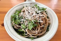 蕎麦に“生の春菊”を混ぜたら、香りが別次元！　けんた食堂「激ウマレシピ」に感動…