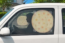 夏に大活躍のカー用品、実は「重大な交通違反」になる場合が…　警察も「知らない運転者多い」と警鐘