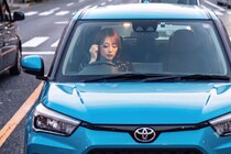女性ドライバー、危険すぎる“ながら運転”で注意受けるも無視　「実際いる」「正気とは思えない」Xで物議