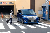 手を挙げて横断歩道渡る女性を車が無視、「あり得ない」「私有地ならセーフ」で議論勃発　警察に「道交法の解釈」聞いた
