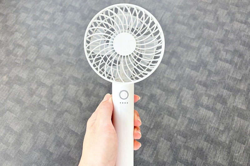 35℃超える日にハンディファンの“その使い方”は危険…　「こうする」だけで熱中症も怖くない