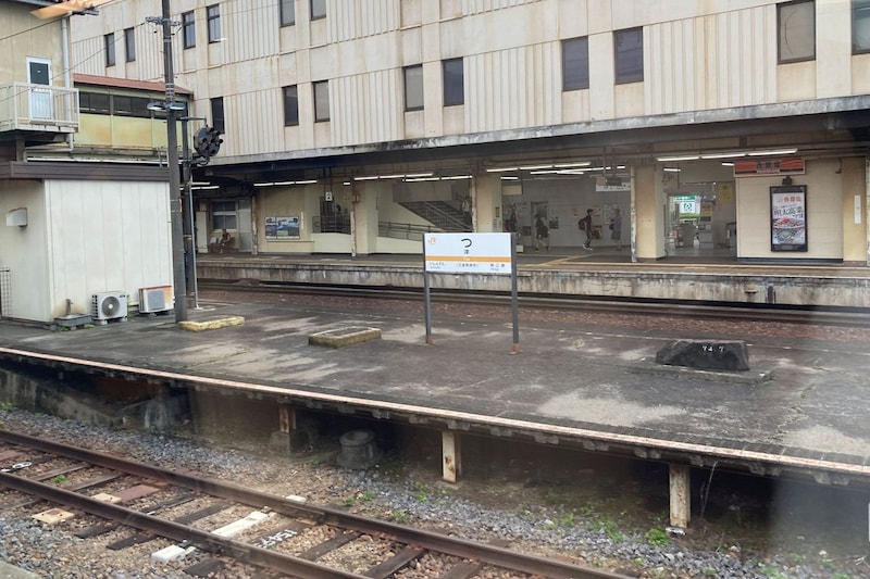 車窓から見えた謎の駅名、あり得ない1文字にネット民驚愕　「地元民でも間違える」と話題に…