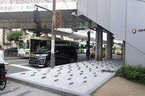 大阪駅前の地面に現れた無数のブロック、「排除アート」と波紋呼ぶが…　市は「迷惑行為への対策」と説明