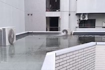 「室外機の音がうるさい！」→現場に駆けつけたオーナー驚愕　原因は「排水口の泥」と判明