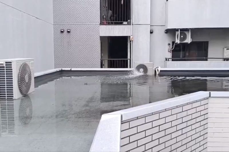 「室外機の音がうるさい！」→現場に駆けつけたオーナー驚愕　原因は「排水口の泥」と判明