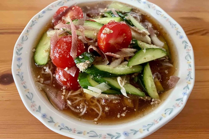 野菜たっぷり、汁まで飲み干したい　コウケンテツ氏の「冷やしスープそうめん」