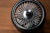 ダイソーで見つけた「車をベンツにできる」330円扇風機　送風以外にも機能が…