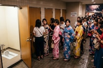 和式トイレの“声かけマナー”どうしてる？　「モヤモヤする」「怪訝な顔された」花火大会で長蛇の列が…