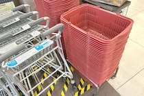 買い物中に地震発生、スーパーに必ず置いてある物が「頼れる盾」に早変わり　防災のプロも「強度がある」と推奨
