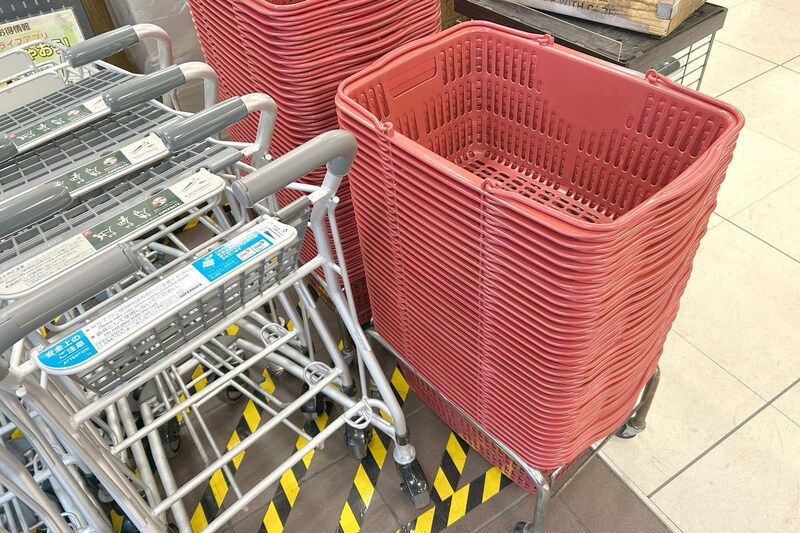 買い物中に地震発生、スーパーに必ず置いてある物が「頼れる盾」に早変わり 防災のプロも「強度がある」と推奨