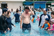 半裸でプールに入った男性、近年の「水着マナー」知らず赤っ恥…　「急いで買った」「全く同じ」共感も