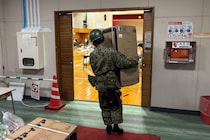 熊本の避難所に現れた自衛隊員　目を疑うエアコンの運び方に「どうなってるの？」と国民が驚き