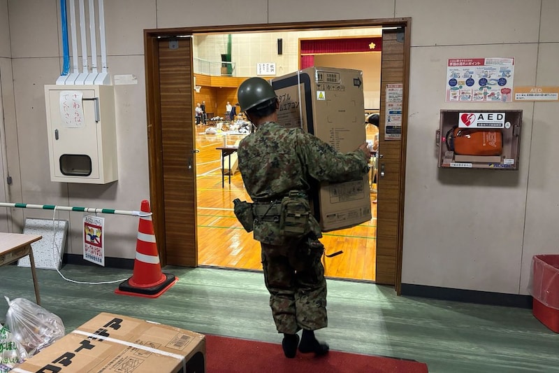 熊本の避難所に現れた自衛隊員 目を疑うエアコンの運び方に「どうなってるの?」と国民が驚き