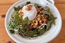 食欲がない日は全部コレでいい　梅だれとネバネバ具材の「冷やしそば」