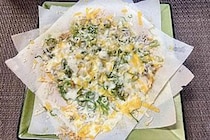 余った春巻きの皮は全部これ　フライパンだけで作れる「パリパリおつまみピザ」