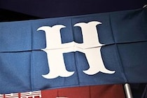 「なにを考えているんだコイツらは」野村謙二郎氏、カープ選手の“ニヤニヤ国歌斉唱”に怒り