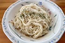 そうめん、めんつゆに飽きたらコレ　混ぜて和えるだけの「爆速塩油そうめん」がハマる