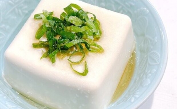 【もう普通の冷奴には戻れない！】家にある粉をひと振り！で「劇的にうまくなった」「家族ざわついた」