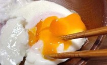【もういつもの目玉焼きには戻れない！】家にある粉かけるだけ！激安卵→高級卵？旨味爆発「ヤバすぎ」