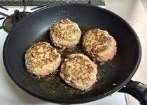 【ハンバーグはもう一生これ！】水卜麻美アナも仰天！？「鳥羽シェフがこっそり教える」"秘伝の味"