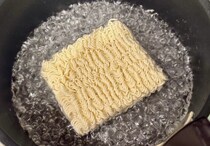 “1.1万いいね”大バズ【ぶっ飛んだ“サッポロ一番”の食べ方】想像以上に本格的「これはおいしい」