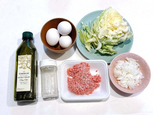 キャベツとひき肉のオムレツ