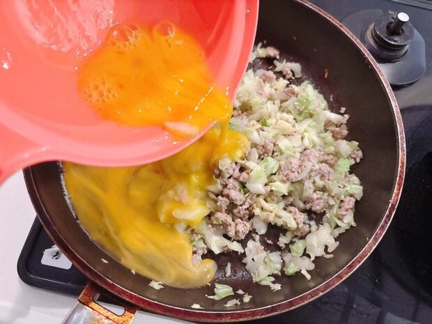 キャベツとひき肉のオムレツ