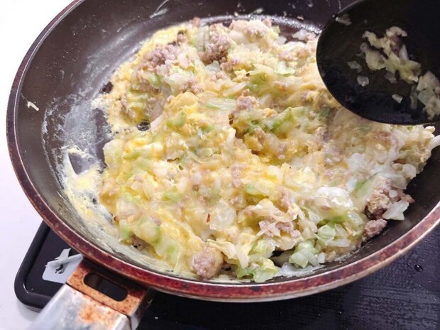 キャベツとひき肉のオムレツ