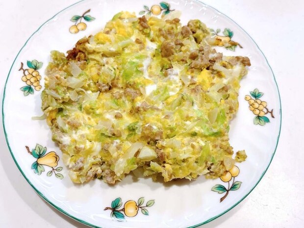 キャベツとひき肉のオムレツ