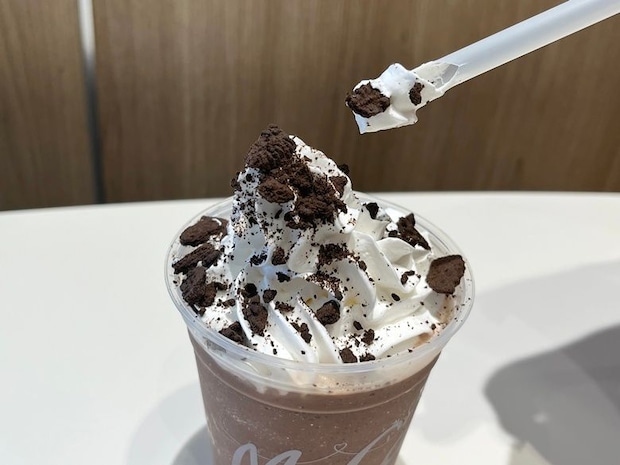 チョコのコクがUP!「クッキー&クリームチョコフラッペ」